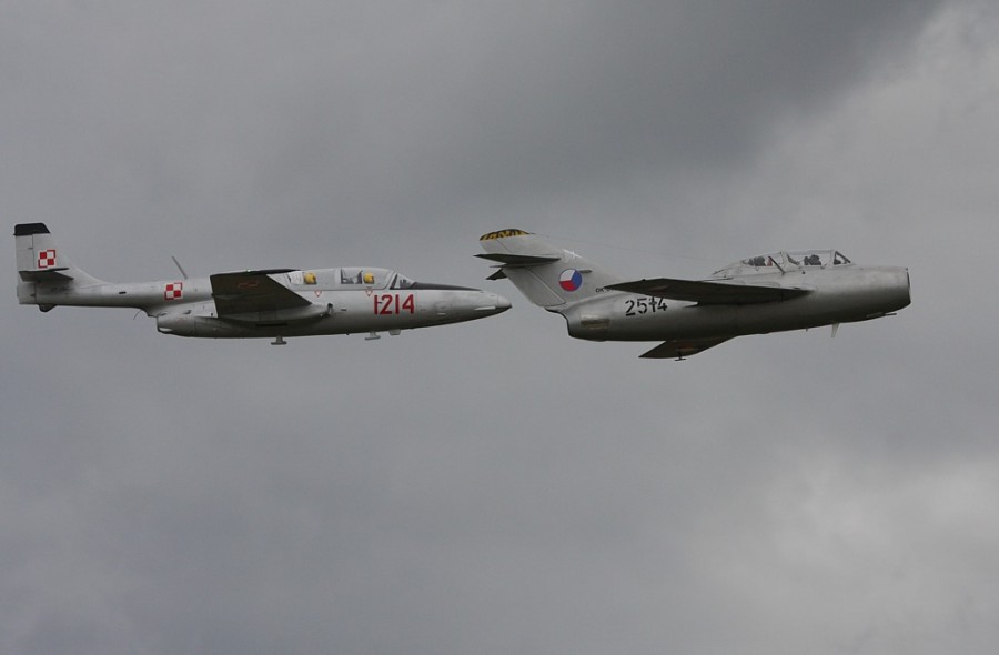 MiG-15UTi + TS-11